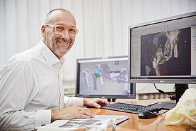 Chefarzt Dr. Schlüter-Brust am PC