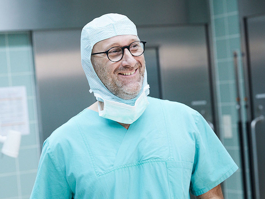 Chefarzt Dr. Schlüter-Brust im OP